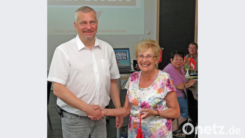 Die Vorsitzender der SPD AG 60plus Ursula Kinner dankt DGB-Sekretär Peter Hofmann für das aufschlussreiche Referat zu Schwerbehinderung. rdo