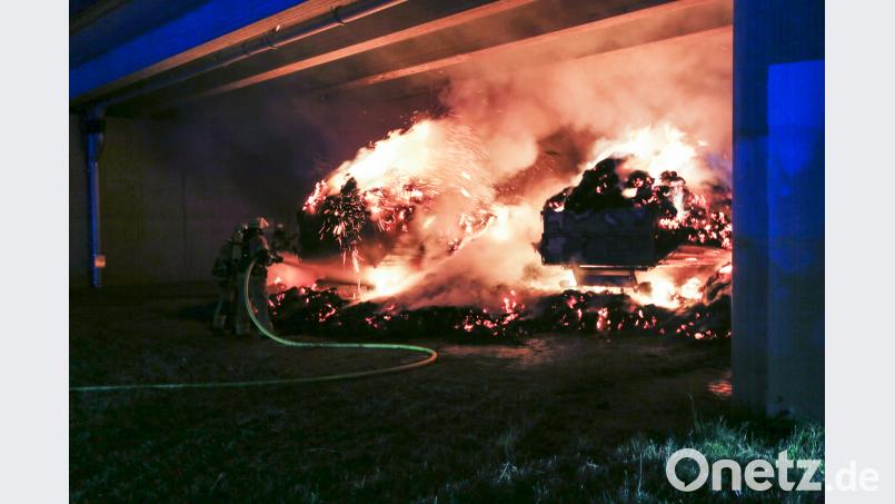 Das Feuer unter der Brücke der B 85 bei Krondorf vernichtete nicht nur zwei Heuwagen, es hinterließ auch Schäden am Bauwerk. Clemens Hösamer