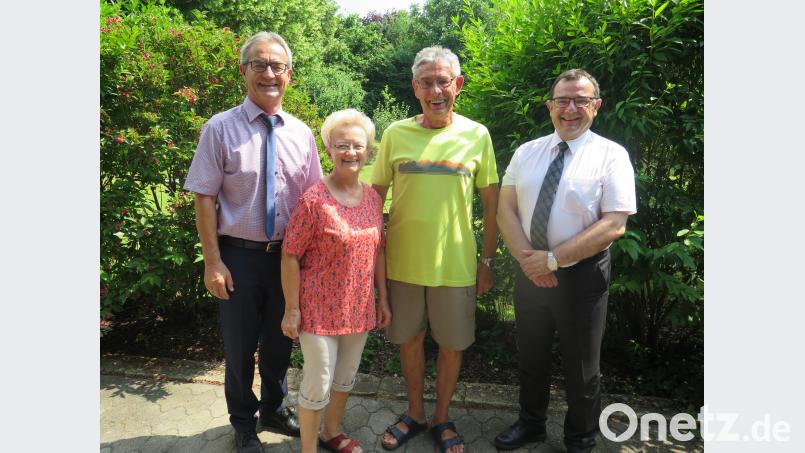 Stadtpfarrer Konrad Amschl (rechts) und Bürgermeister Werner Nickl (links) gratulieren Elisabeth und Guntram Lauber zur goldenen Hochzeit. jzk