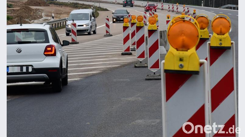 Auf der B 85 müssen jetzt die neuen Fahrspuren fertig asphaltiert und markiert werden. Dazu  muss die Straße halbseitig gesperrt werden. Hartl