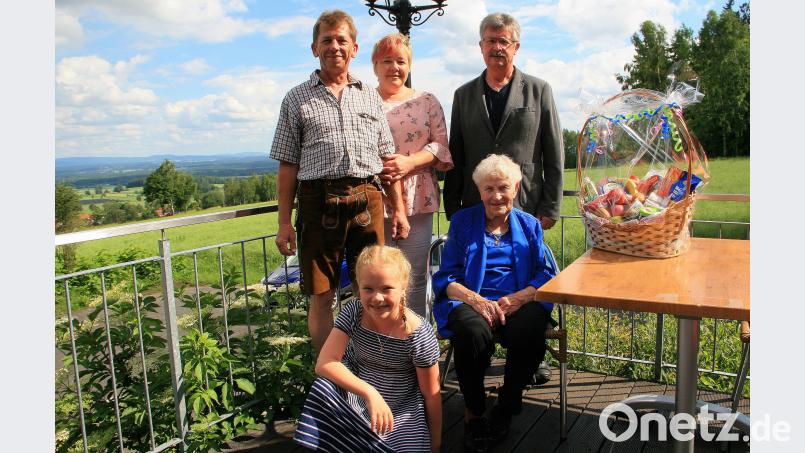 Maria Härtl (sitzend) feiert ihren 90. Geburtstag: Es gratulieren (von rechts) Bürgermeister Wolfgang Braun, Schwiegertocher Conny, Sohn Alwin und (vorne) Enkelin Sophie. wro