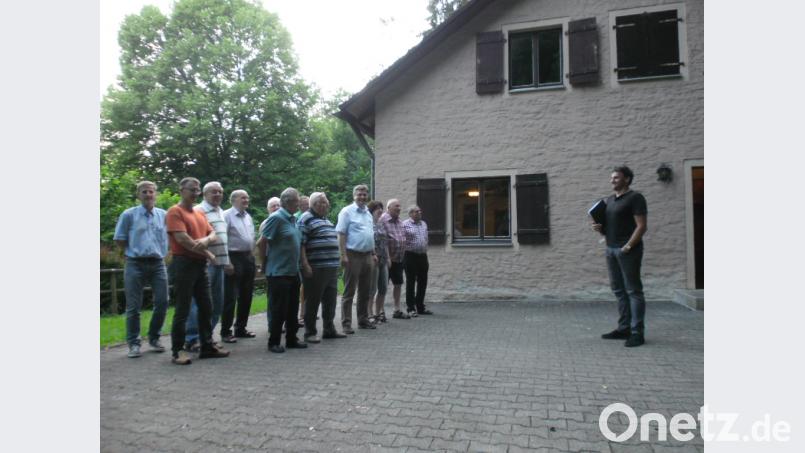 Architekt Martin Kunert (rechts) informiert das Männerbund-Führungsgremium über die Sanierung des Hauses. awb