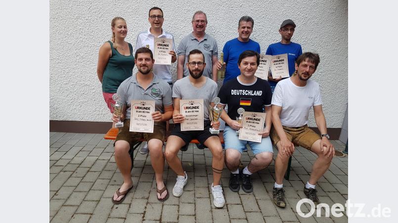 Den Teilnehmern und Siegern beim SKC Jubiläumsturnier gratulieren die beiden Vorsitzenden Franz Feneis (hinten Mitte) und Adolf Hammerl (vorne rechts) sowie Sportwart Elisabeth Bäumler. gi