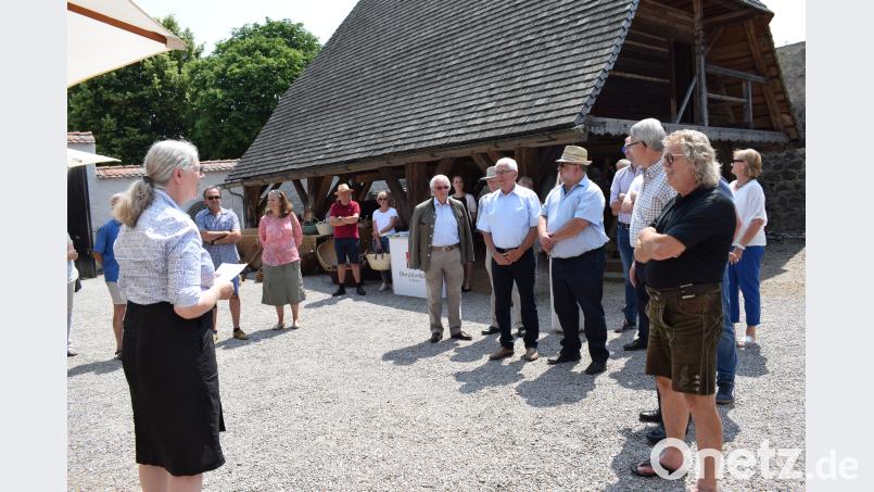 Im Beisein zahlreicher Gäste eröffnet die Museumsleiterin Dr. Birgit Angerer den ersten Bauernmarkt im Bauernmuseum. bnr