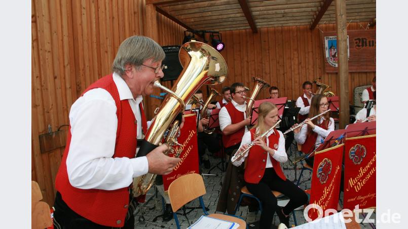 Dirigent Josef Polata griff selber zum Instrument. Mit seinem Tenorhorn begeisterte er zwischendurch. wro