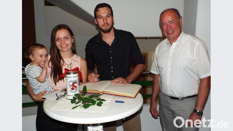 Begleitet von Tochter Lea, eineinviertel Jahre alt, und seiner Frau Luisa trug sich Vizeweltmeister Manuel Weiß auf Einladung von Bürgermeister Roland Strehl (von links) ins Goldene Buch der Gemeinde Kümmersbruck ein. e