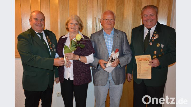 Schützenmeister Bruno Rosner (von links) dankte Erika Kraus, Georg Koch und Konrad Rosner  für ihre Verdienste. (jr) jr