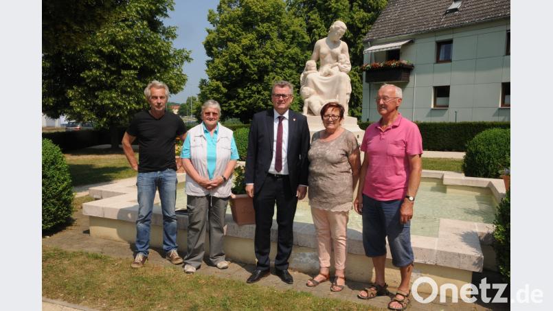 Sie sind stolz auf das Ergebnis: Roland Greipel, Maria Schütz, Bürgermeister Michael Göth, Gunda Sigl und Erwin Schötz (AKV, von links).). Bild: Gebhardt