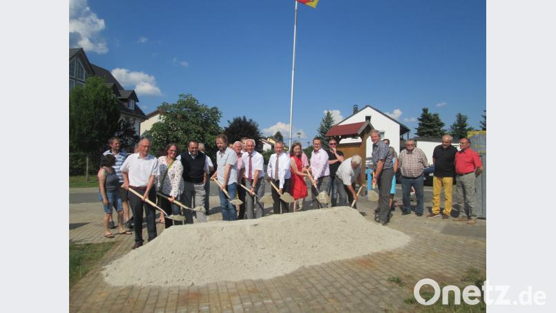 Zweiter Bürgermeister Dr. Günther Fütterer (von links), Landschaftsarchitektin Martina von Waldenfels, Architekt Gerhard Plaß, Bauleiter Harald Götz, Bürgermeister Peter König, leitendender Baudirektor Thomas Gollwitzer, Baudirektorin Huberta Bock, Christian Keller, Richard Stock und Egid Schreyer beim Spatenstich zur Dorferneuerung. hkö