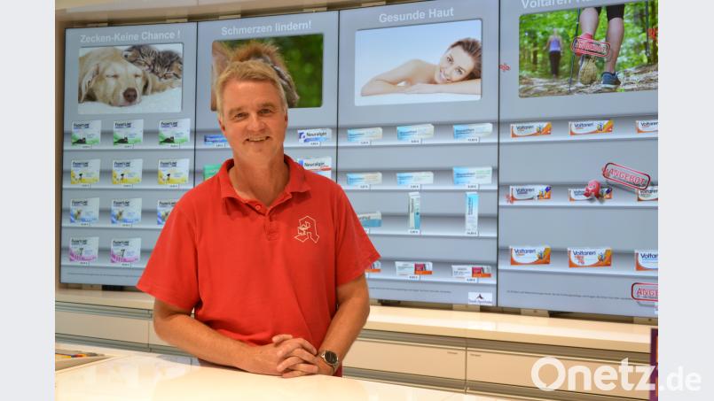 Christian Züllich im neugestalteten Kundenbereich seiner Apotheke. Schulze, Lena