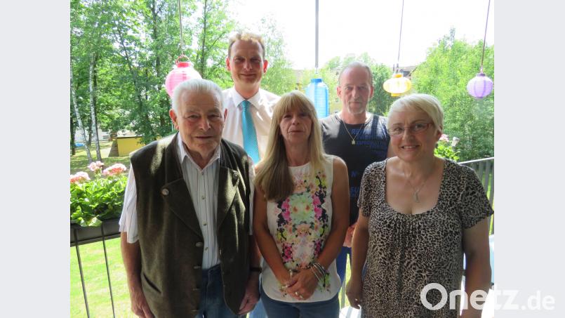Seinen 85. Geburtstag feierte Erwin Betz (links). Bürgermeister Ernst Schicketanz, Schwiegertochter Andrea, Sohn Bernhard und Tochter Sabine gratulierten. Adam, Johann [ADJ]