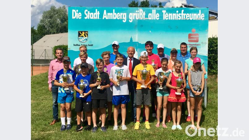 Die Sieger und Platzierten des Conrad-Schanzl-Cups mit Schanzl Vorsitzendem Mario Neumann (links) und Günter Simmerl (Mitte) von der Conrad-Sportförderung. Beitrag, Externer [EXB] (<a href=