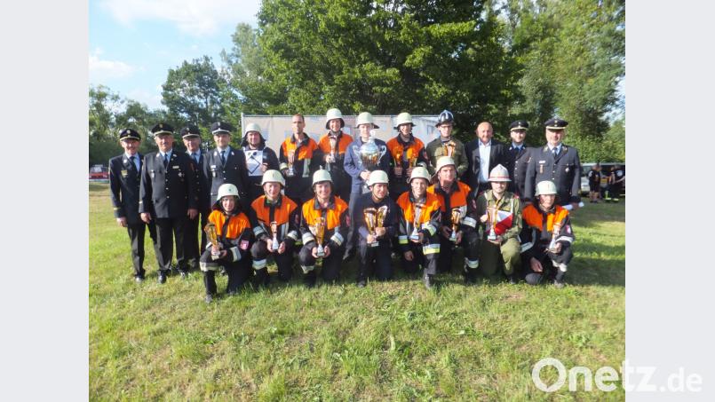 Zusammen mit der Prominenz freuen sich die Pokalgewinner beim Oberpfalz-Cup. [IBJ]