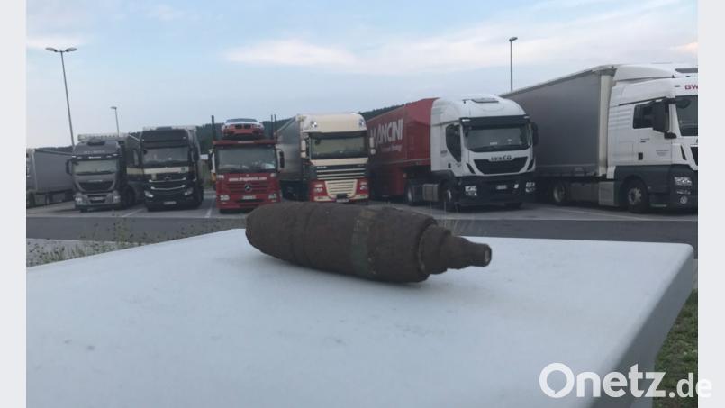 Die Panzergranate wurde fast wie ein Ausstellungstück auf einem Verteilerkasten neben dem Toilettenhäuschen abgelegt. Die Polizei sucht den Besitzer dieser Weltkriegswaffe. Autobahnpolizei Schwandorf