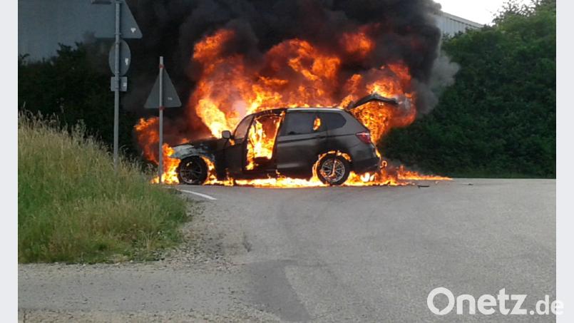 Wegen der starken Rauchentwicklung dachten Anwohner, dass es in einer nahen Kleingartenanlage brenne - und lösten einen zweiten Alarm aus. Auer