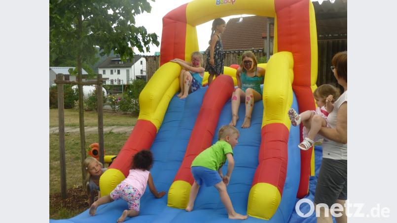 Auch die Kinder haben Spaß beim Pfarrfest Frischholz, Ernst [FZ]