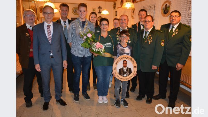 Mit neuen Königen feiert der Schützenverein „Tell“ Hundsbach sein Jubiläum. Von links stellvertretenden Bezirksschützenmeister Dieter Beer, Bürgermeister Bernd Sommer, Gauschützenmeister Manfred Zölch, Jugendkönig Lukas Schicker, Franziska Kraus, Schützenliesl Agatha Rosner, Christina Kraus, Schützenkönig Bruno Rosner, Tobias Rosner (vorne), Martin Kraus, sowie Uwe Friedrich und Bernhard Ernstberger vom Schützenmeisteramt. jr