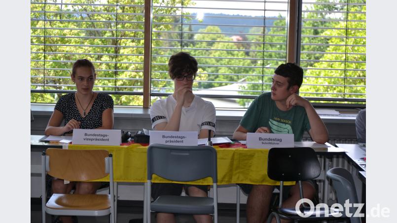 Bundespolitiker bei der Beratung - von links Lisa-Maria Neugirg, Eric Etterer und Max Liebold. plym