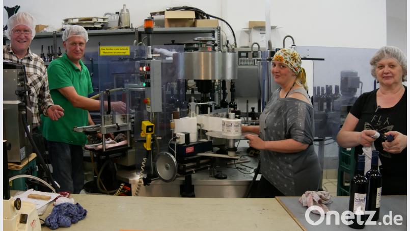 Bei der Firma Schraml läuft die Glühwein-Produktion auf Hochtouren. Das Bild zeigt von links: Brennmeister und Produktionsleiter Felix Frönd, Vladimir Dus, Vlasta Fedincova und Agnes Käs. tr
