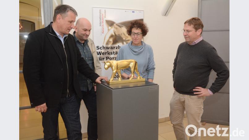 Die „Schreitende Löwin“ von Gerhard Marcks hat Anziehungskraft. Darüber sind sich (von links) Thomas Kühn, Jürgen Prüll, Stefanie Dietz und Konstantin Thomas einig. Gabi Schönberger