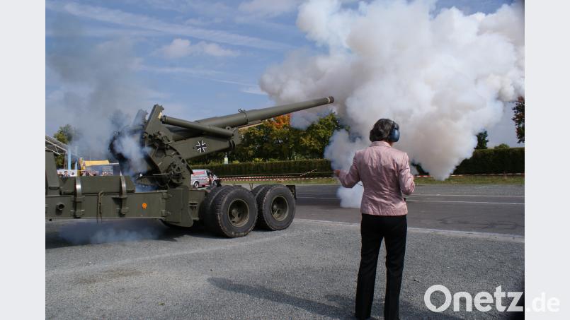 Auch Bayreuths Oberbürgermeisterin Brigitte Mark-Erbe gibt beim Tag der Reservisten 2012 auf dem Bayreuther Volksfestplatz einen Schuss mit der &quot;Long Tom&quot; ab. bkr