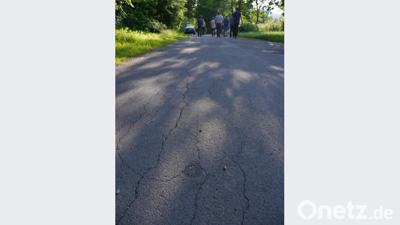 Die Straßenschäden in Mähring und den umliegenden Ortschaften waren ein Thema, von dem sich der Gemeinderat einen Eindruck verschaffte. ebr