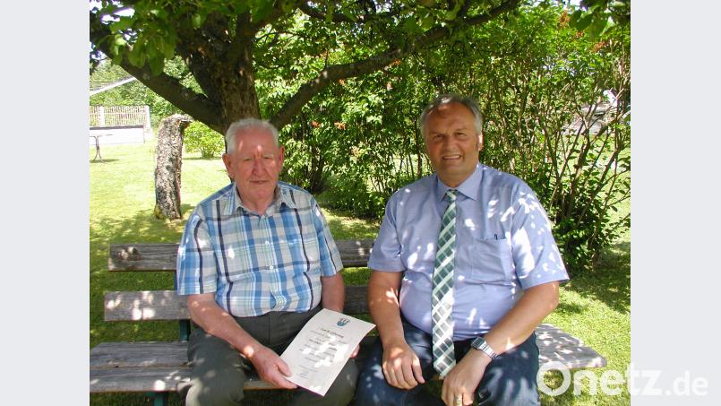 Bürgermeister Georg Ritter (rechts) gratuliert Albert Lichtblau. gis