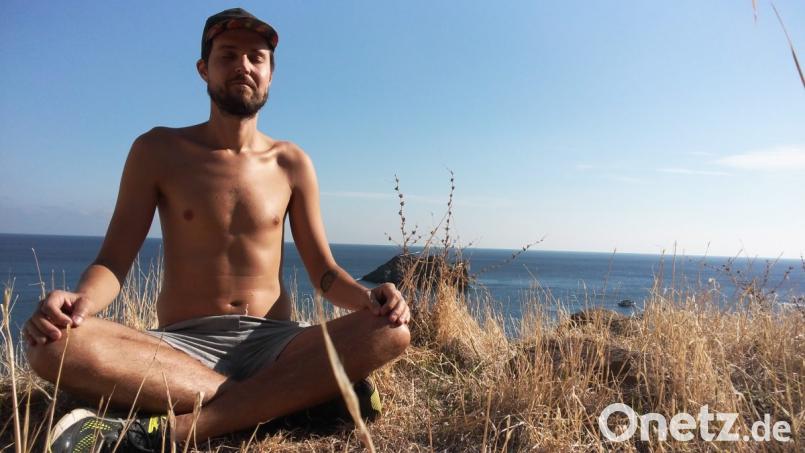 <p>Auf der Suche nach der inneren Mitte: Sebi Heindl beim Meditieren. Der 34-J&amp;auml;hrige zeigt den Menschen eine neue Perspektive aufs Leben. Er ist Lebens- und Gl&amp;uuml;ckscoach.</p>
 Sebi Heindl