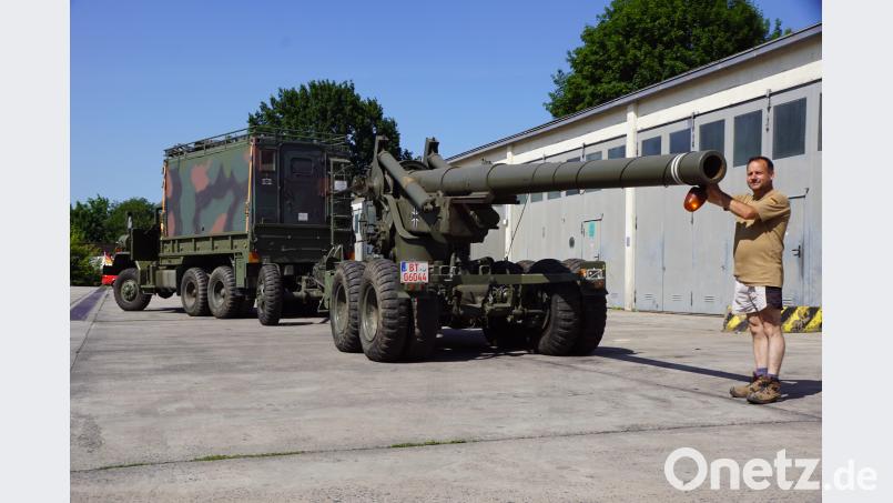 Das Ende der Böllerkanone markiert und sichert Thomas Krenzer mit einem  gelben Blinklicht. bkr