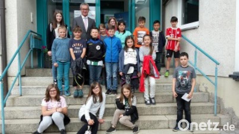 Bürgermeister Werner Nickl (hinten) steht den Viertklässlern bei ihrem Besuch Rede und Antwort. jzk