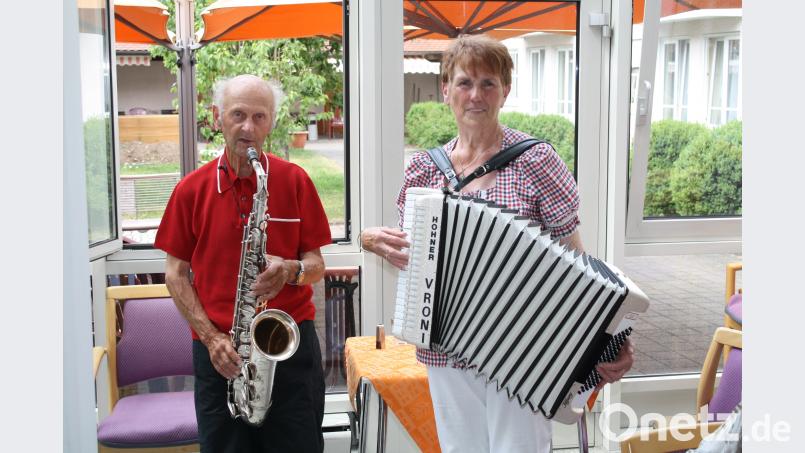Edwin Dippold und Vroni Spitaler begleiten das Holunderfest im Pressather Seniorenheim. bjp