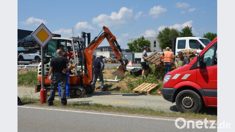 Mit Hochdruck arbeitete eine Fremdfirma mit den Bayernwerkvertretern an der Instandsetzung der beschädigten Gasleitung. dob