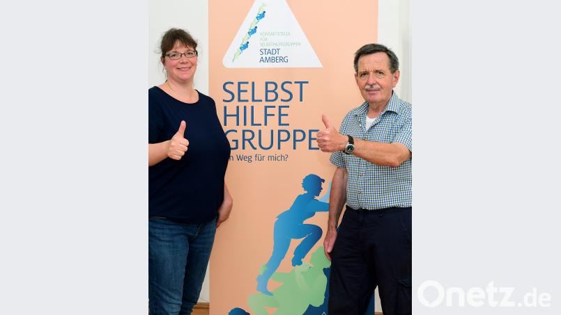 Daumen hoch für eine neue Parkinson-Selbsthilfegruppe, die Wolfgang Weiß in Amberg gründen will. Unterstützt wird er zum Start von  Kerstin Bauer von der Kontaktstelle der Stadt für solche Initiativen. Petra Hartl