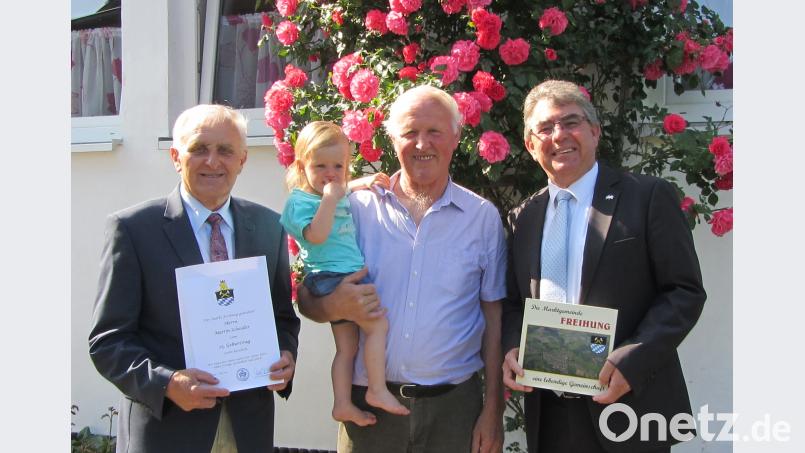 Zum 75. Geburtstag von Martin Scheidler, hier mit Enkelin Emilia (Mitte), gratulieren Bürgermeister Norbert Bücherl (rechts) und 2. Bürgermeister Helmut Klier (links) für den Markt Freihung. nbu