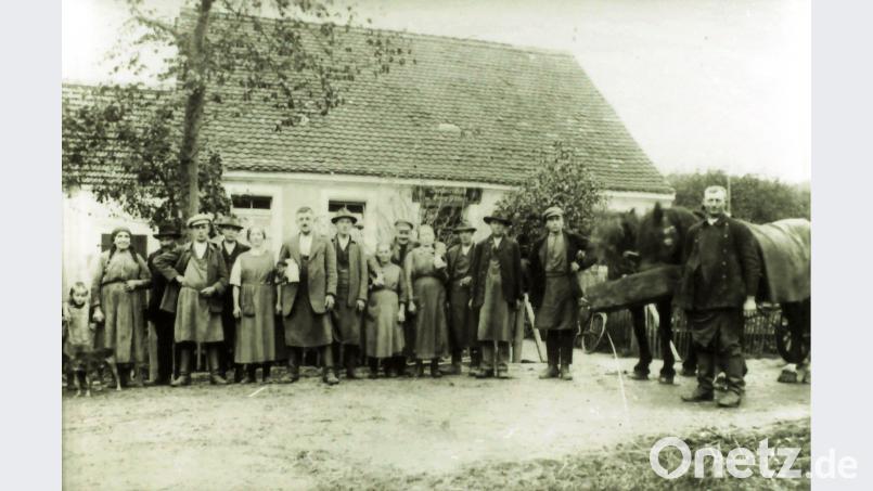 Das Foto aus den 20er Jahren zeigt Bauern aus Zettlitz mit einem Pferdegespann, die sich nach der Tagesarbeit eine Mass Bier bei Georg Püttner genehmigen. hev