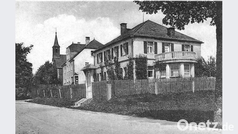 Ein Blick ins historische Fotoalbum: Im Vordergrund das Max-Reger-Haus, im Hintergrund die Brander Pfarrkirche. ld