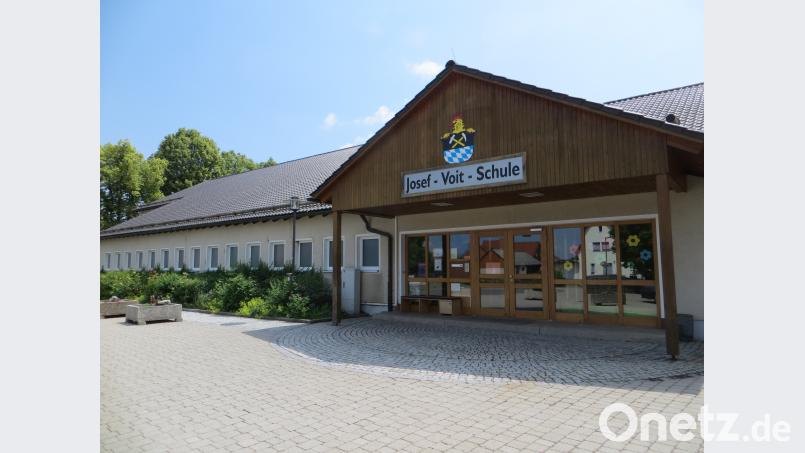 Die Josef-Voit-Grundschule  in Freihung bedarf der Sanierung. Diese Maßnahme ist zum wiederholten Mal Thema im  Marktgemeinderat,. usc