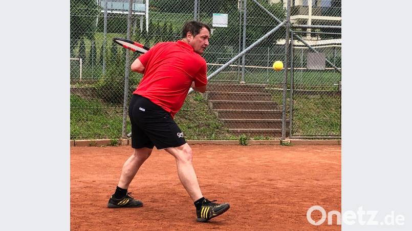 Auf die Herren 50 des TC Grün-Rot Weiden (im Bild Stefan Schuster) kommt im Heimspiel gegen Bayernliga-Tabellenführer Weißenburger TC eine schwere Aufgabe zu. pmö