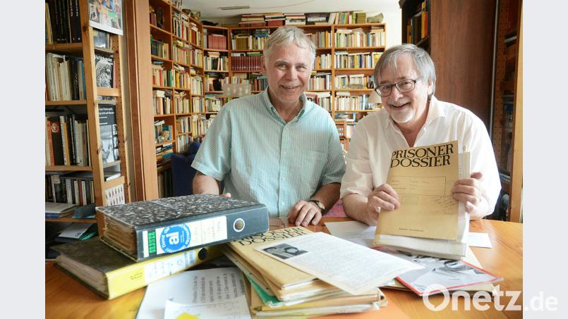 Die sogenannten Prisoner Dossiers stammen aus den ersten Jahrzehnten der „AI“-Arbeit in Weiden. Damals betreute die Gruppe, der Hugo Braun-Meierhöfer und Veit Wagner (von links) angehören, in der Regel Einzelfälle von Gesinnungsgefangenen. Aktuell sind sie für die Länder Türkei und Nordkorea zuständig. Gabi Schönberger