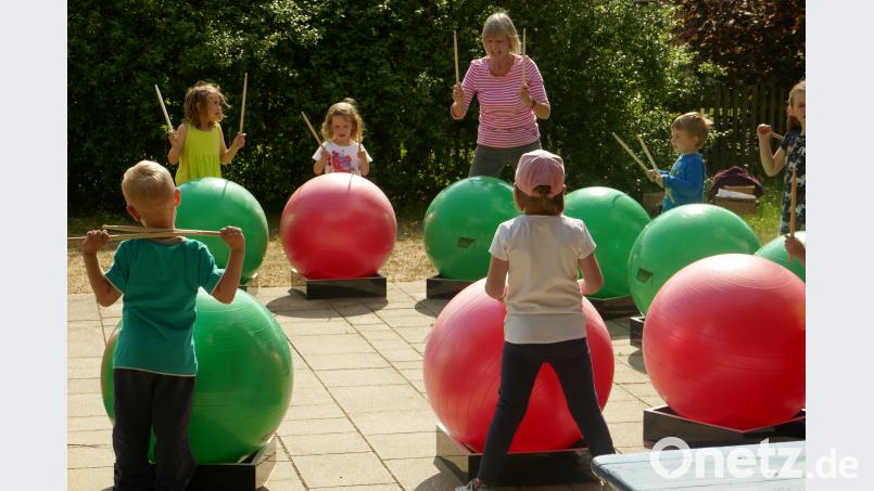 Das Trommeln macht den Etsdorfer Kindern offensichtlich viel Spaß. exb