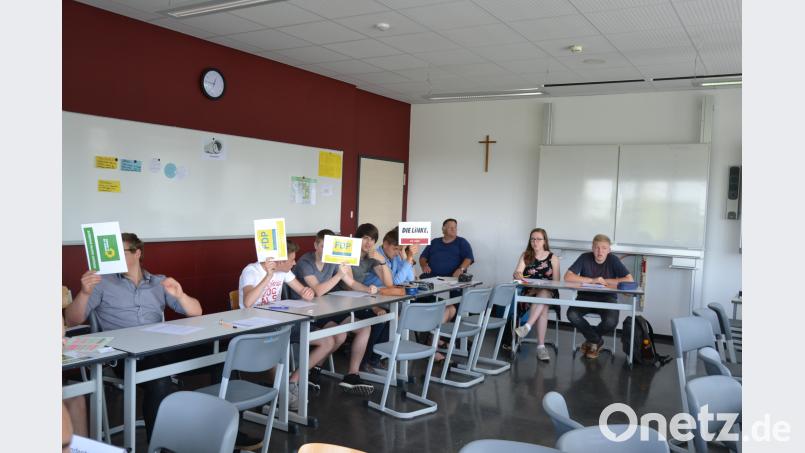 Die Parteien beteiligen sich bei der Abstimmung im Bundestag. plym