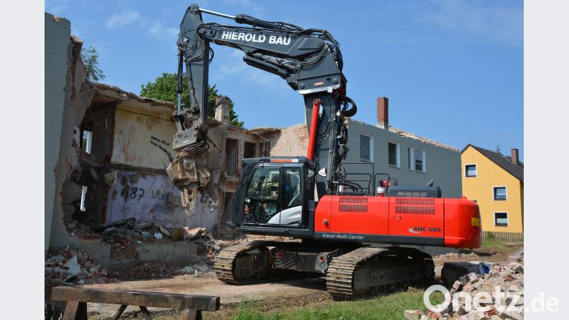 Nach wochenlangen Vorbereitungsarbeiten rollen jetzt die Abbruchbagger in der Zanklgartenstraße. Dort werden zwei Wohnblocks abgerissen. Rosner, Josef [JR] (ROSNER.JOSEF@T-ONLINE.DE)