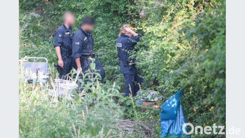 Polizisten am Leichenfundort in einem Gebüsch nahe Wiesbaden-Erbenheim. Bei der Leiche handelt es sich um die vermisste 14-jährige Susanna aus Mainz. Arne Dedert