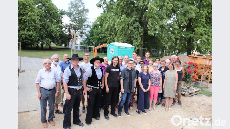 Freude über den Baufortschritt herrschte bei den Gästen der Hebefeier, die sich zum Gruppenbild stellten. Thomas Dobler