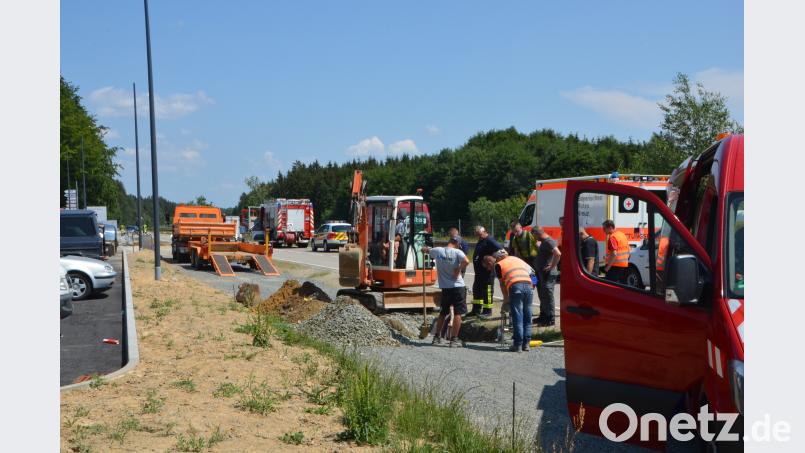 Mit Hochdruck arbeitete eine Fremdfirma mit den Bayernwerkvertretern an der Instandsetzung der beschädigten Gasleitung. dob