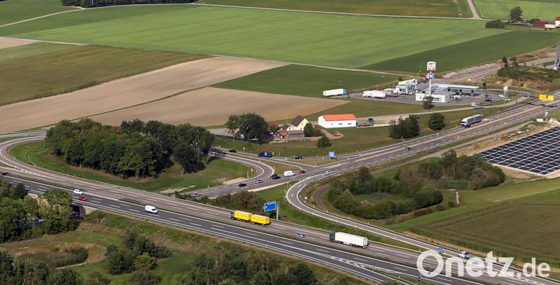 Die Fläche um die OMV Tankstelle an der Anschlussstelle Schwandorf-Mitte östlich der Autobahn A 93 (unten) hat der Zweckverband gekauft. Gerhard Götz