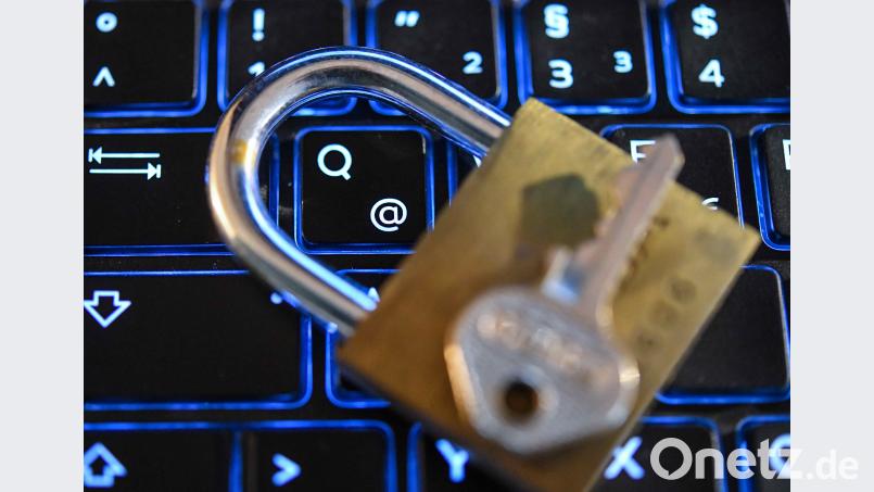 Ein Schloss liegt auf einer Tastatur eines Computers (gestellte Aufnahme zum Thema Datenschutz). Die Datenschutz-Grundverordnung (DSGVO) mit einer Fülle von Vorschriften ist mittlerweile in Kraft. Seit 25. Mai gelten die neuen EU-Regeln. Patrick Pleul/dpa