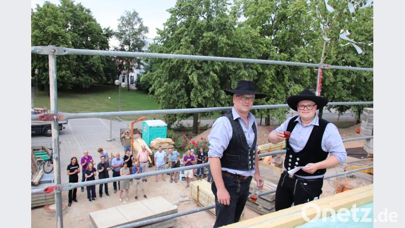 Zimmerermeister Simon Weiherer (rechts) und sein Chef Richard Kurz von der gleichnamigen Schwarzenfelder Zimmerei und Holzbaufirma wünschten dem neuen Gebäude beim Richtfest alles Gute. Thomas Dobler