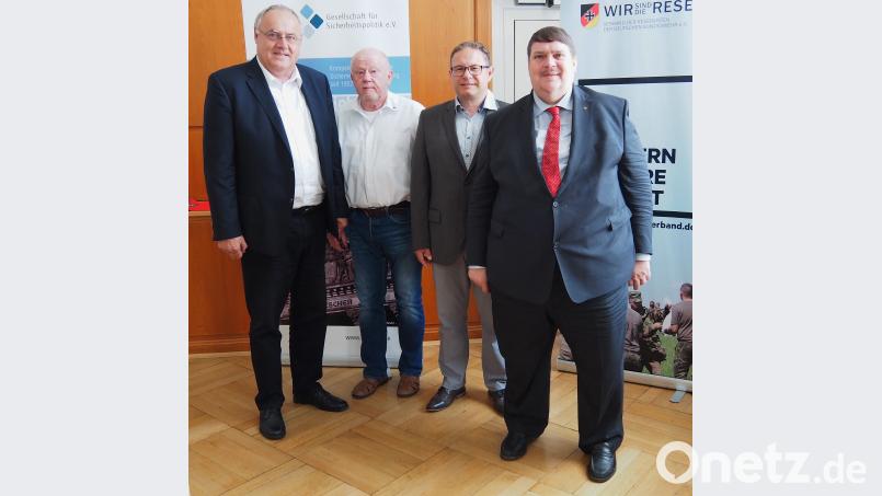 Referent, Veranstalter und Ehrengast des sicherheitspolitischen Vortragsabends (von rechts) Bernd Posselt, Präsident der Paneuropa-Union Deutschland: Harald Puckschamel Sektionsleiter der Gesellschaft für Sicherheitspolitik; Günter Bogner vom Reservistenverband und Bürgermeister Lothar Höher sbü