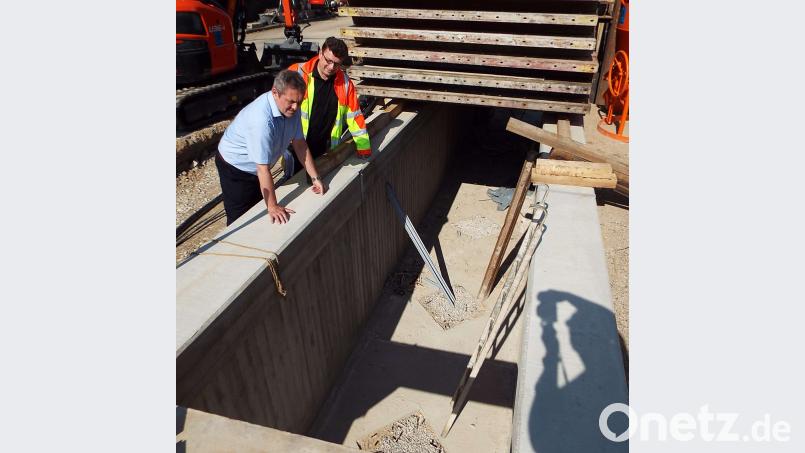 Bürgermeister Joachim Neuß und Stefan Noll vom Straßenbauamt (von links) werten das Stahlbeton-Gerinne neben der sanierten Auerbacher Straße als großen Wurf im Sinne einer auch für die Anwohner optimalen Lösung. ll